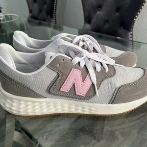 NEW BALANCE TENNIS SHOES - BRAND NEW, NEVER BEEN WORN! Women's Size 10